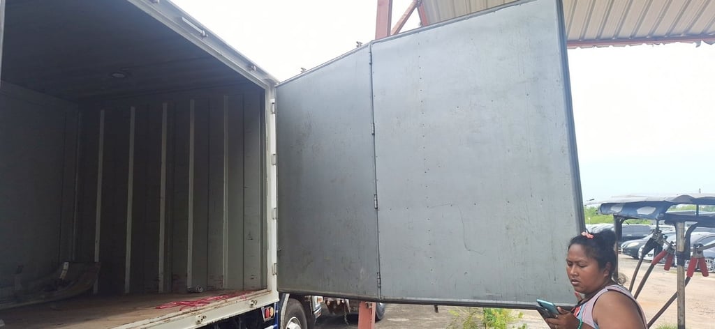 ISUZU FRR 210แรง 6ล้อ ตู้แห้ง ปี23 (90-5479) ISUZU FRR 210แรง 6ล้อ ตู้แห้ง ปี23 (90-5479)