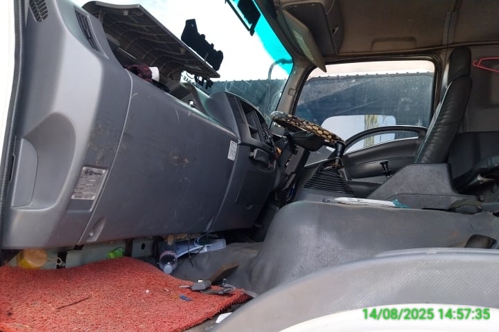 ISUZU FTR 6ล้อ ตู้แห้ง ปี22  (70-8197)