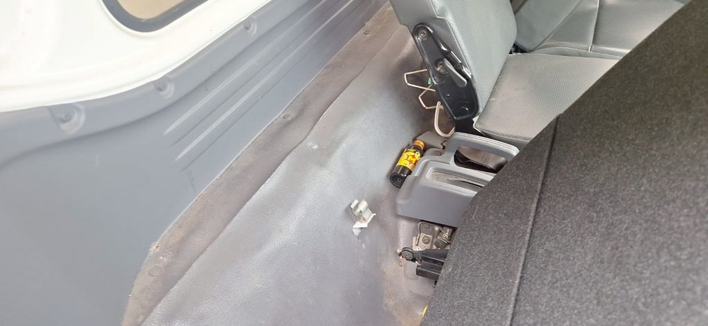ISUZU FRR 210แรง  6ล้อ ตู้แห้ง ปี23  (90-5479)