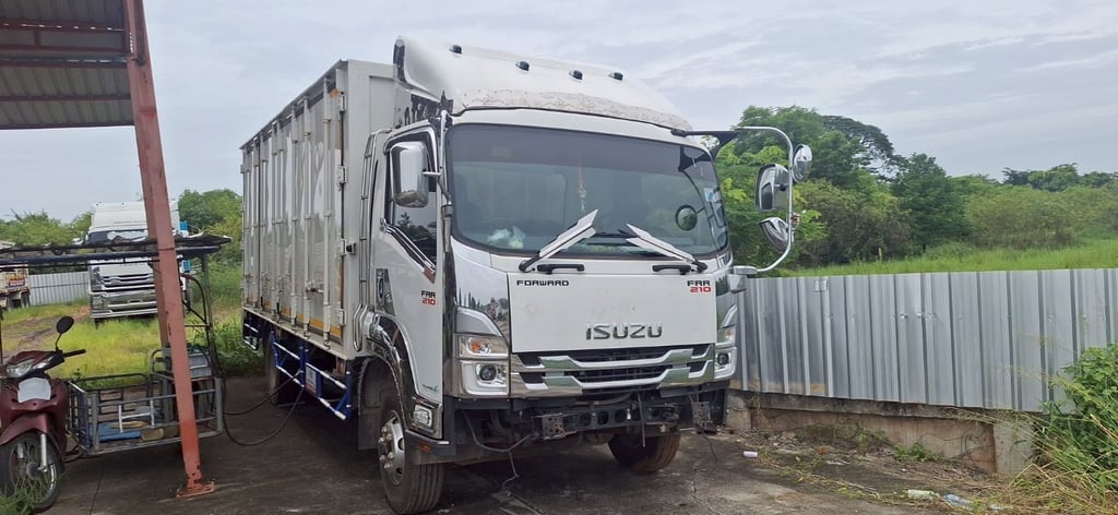 ISUZU FRR 210แรง  6ล้อ ตู้แห้ง ปี23  (90-5479)