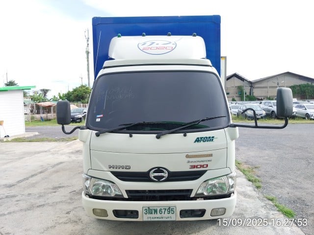 HINO XZU  ตู้แห้ง ปี22  (3ฒพ-6795)