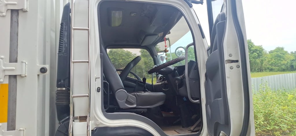 ISUZU FRR 210แรง  6ล้อ ตู้แห้ง ปี23  (90-5479)