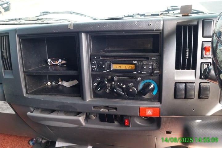 ISUZU FTR 6ล้อ ตู้แห้ง ปี22  (70-8197)