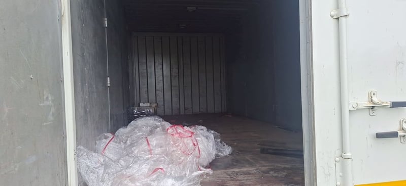 ISUZU FRR 210แรง 6ล้อ ตู้แห้ง ปี23 (90-5479) ISUZU FRR 210แรง 6ล้อ ตู้แห้ง ปี23 (90-5479)