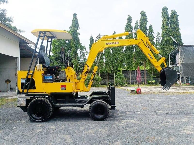 YANMAR ขนาด 3 ตัน  รถขุดล้อยาง