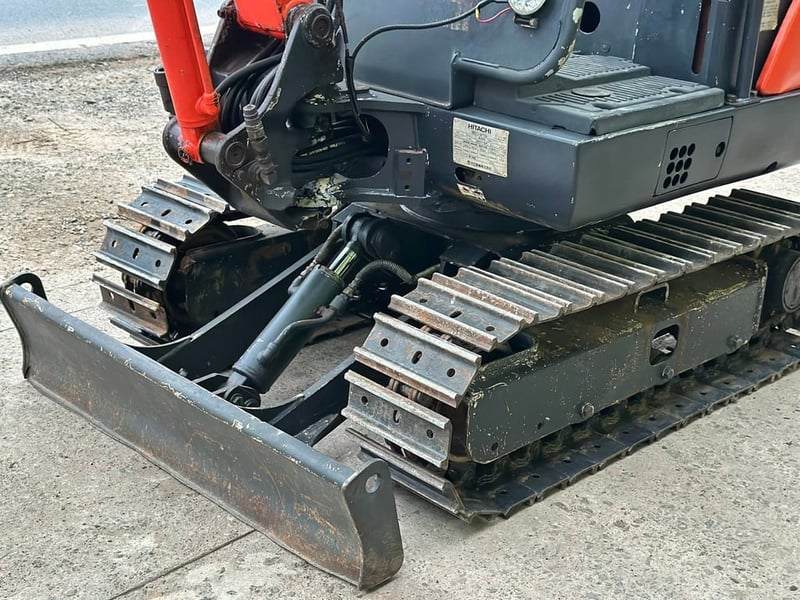 HITACHI EX15 (1.5ตัน)   ขึ้นกะบะได้ 