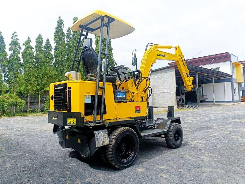 YANMAR ขนาด 3 ตัน  รถขุดล้อยาง