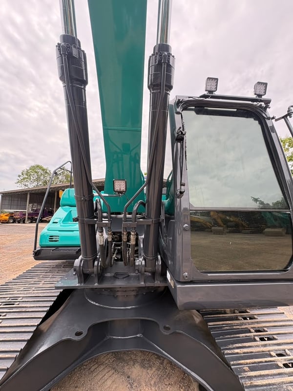 KOBELCO SK200-10 TOP ไมล์ 9,000 ชั่วโมง มีเดียวป้ายแดง KOBELCO SK200-10 TOP ไมล์ 9,000 ชั่วโมง มีเดียวป้ายแดง