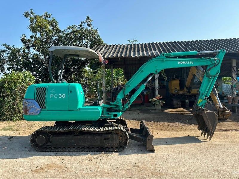 KOMASTU 30 -7  ( 3 ตัน )   มีลายแย็ก