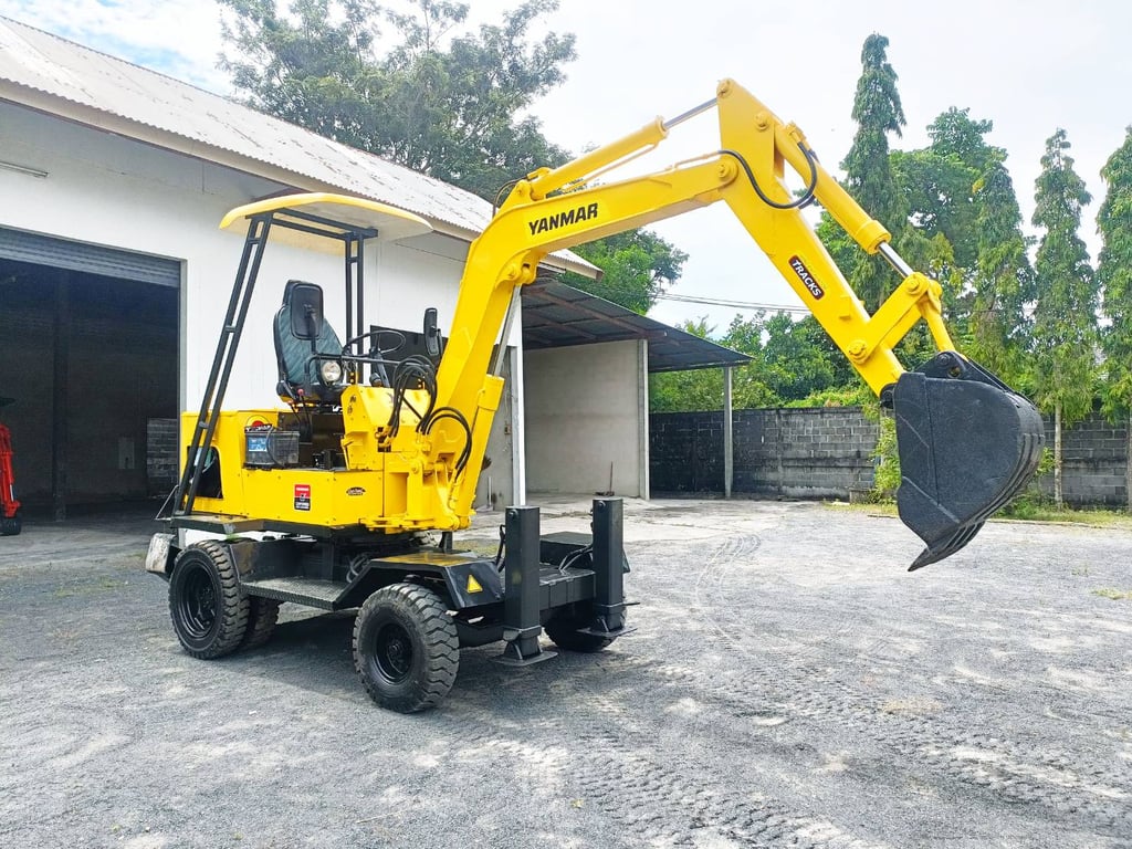 YANMAR ขนาด 3 ตัน  รถขุดล้อยาง