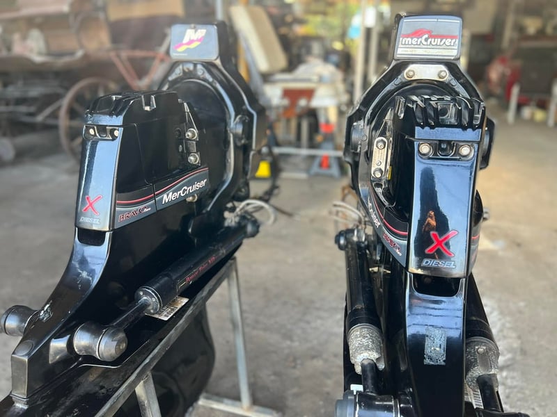 ขาย หางคู่ เรือยอชร์ sterndrive mercruiser bravo 2 x ดีเชล สวยๆ สีเดิมๆจากโรงงานเลย ( เป็นหางใหม่ไม่เคยใช้งานหนึ่งตัวnos  อีกหนึ่งตัวใช้งานน้อย ) 