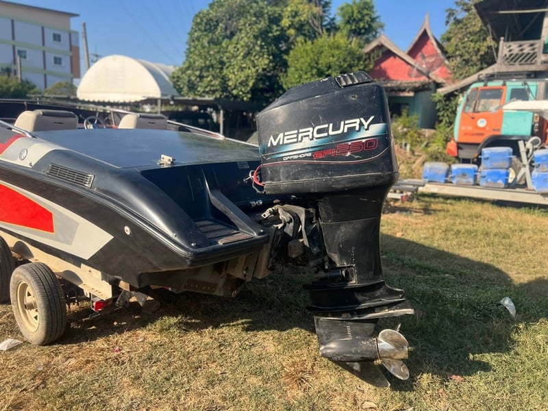 ขาย เรือนอก  hi performance   26 ฟุต เรือความเร็วสูง ทรงสวยมากๆ   มี ห้องนอน แถมเครื่อง mercury 250 ให้ด้วย                  