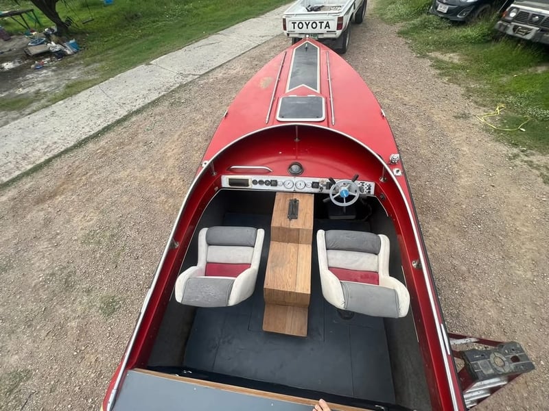 ขาย เรือนอก  hi performance   26 ฟุต เรือความเร็วสูง ทรงสวยมากๆ   มี ห้องนอน แถมเครื่อง mercury 250 ให้ด้วย                  