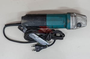 เครื่องเจียรไฟฟ้า มากีต้าร์ MAKITA 4 นิ้ว 840 วัตต์ รุ่น 9556HB สวิทซ์ท้าย ความเร็วรอบ 11,000 รอบต่อนาที ของแท้ มือสอง สภาพดี เครื่องเจียรไฟฟ้า มากีต้าร์ MAKITA 4 นิ้ว 840 วัตต์ รุ่น 9556HB สวิทซ์ท้าย ความเร็วรอบ 11,000 รอบต่อนาที ของแท้ มือสอง สภาพดี