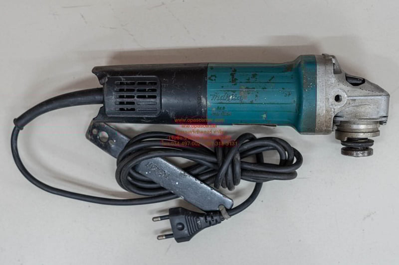 เครื่องเจียรไฟฟ้า มากีต้าร์ MAKITA 4 นิ้ว 840 วัตต์ รุ่น 9556HB สวิทซ์ท้าย ความเร็วรอบ 11,000 รอบต่อนาที ของแท้ มือสอง สภาพดี เครื่องเจียรไฟฟ้า มากีต้าร์ MAKITA 4 นิ้ว 840 วัตต์ รุ่น 9556HB สวิทซ์ท้าย ความเร็วรอบ 11,000 รอบต่อนาที ของแท้ มือสอง สภาพดี
