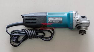 เครื่องเจียรสวิตซ์ท้าย 4 นิ้ว 850 วัตต์ MAKITA รุ่น M9513 ความเร็วรอบ 11,000 รอบต่อนาที ของแท้ มือสอง สภาพดี