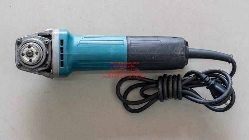 เครื่องเจียรสวิตซ์ท้าย 4 นิ้ว 850 วัตต์ MAKITA รุ่น M9513 ความเร็วรอบ 11,000 รอบต่อนาที ของแท้ มือสอง สภาพดี