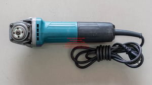 เครื่องเจียรสวิตซ์ท้าย 4 นิ้ว 850 วัตต์ MAKITA รุ่น M9513 ความเร็วรอบ 11,000 รอบต่อนาที ของแท้ มือสอง สภาพดี