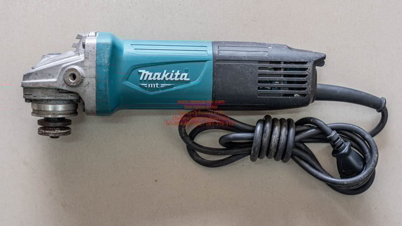 เครื่องเจียรสวิตซ์ท้าย 4 นิ้ว 850 วัตต์ MAKITA รุ่น M9513 ความเร็วรอบ 11,000 รอบต่อนาที ของแท้ มือสอง สภาพดี