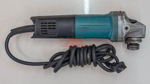 เครื่องเจียร์ มากีต้าร์ MAKITA 4 นิ้ว 840 วัตต์ รุ่น 9556HP ความเร็วรอบ 11,000 รอบต่อนาที ของแท้ มือสอง สภาพดี