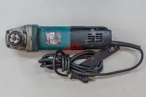 เครื่องเจียรไฟฟ้า มากีต้าร์ MAKITA 4 นิ้ว 840 วัตต์ รุ่น 9556HB สวิทซ์ท้าย ความเร็วรอบ 11,000 รอบต่อนาที ของแท้ มือสอง สภาพดี เครื่องเจียรไฟฟ้า มากีต้าร์ MAKITA 4 นิ้ว 840 วัตต์ รุ่น 9556HB สวิทซ์ท้าย ความเร็วรอบ 11,000 รอบต่อนาที ของแท้ มือสอง สภาพดี