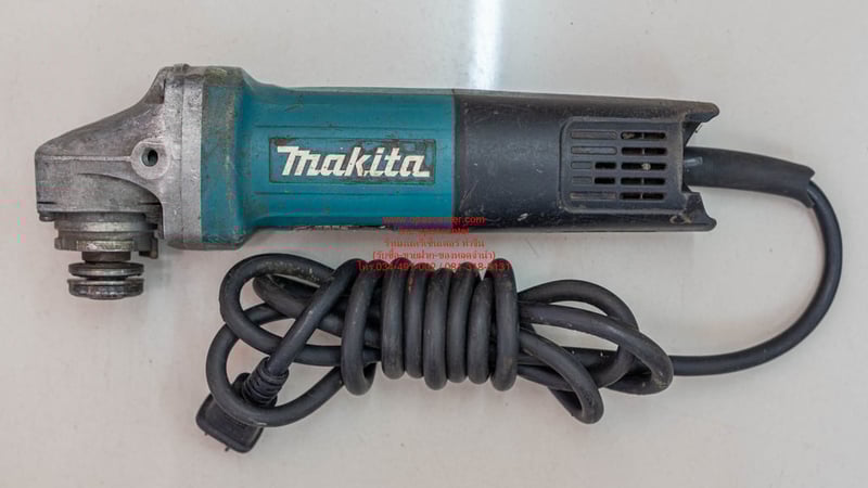 เครื่องเจียร์ มากีต้าร์ MAKITA 4 นิ้ว 840 วัตต์ รุ่น 9556HP ความเร็วรอบ 11,000 รอบต่อนาที ของแท้ มือสอง สภาพดี