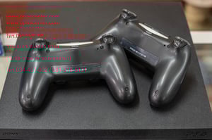 เกมส์ PS4 Play Station4 PRO 1TB 2จอย 1แผ่นเกมส์ สภาพใหม่ พร้อมกล่อง