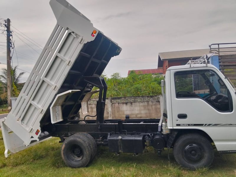 ISUZU NKR 100แรงม้า รถบรรทุก 6ล้อ ดั้มพ์ ปี2550 ISUZU NKR 100แรงม้า รถบรรทุก 6ล้อ ดั้มพ์ ปี2550