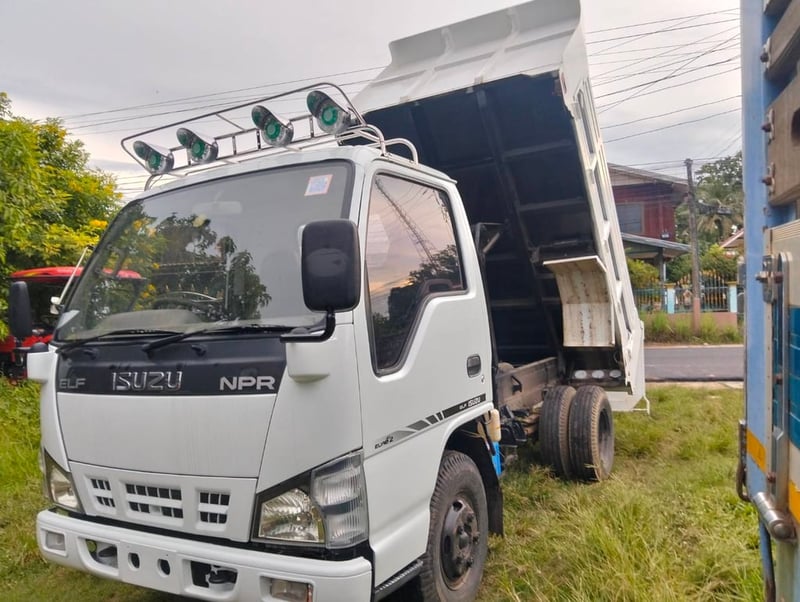 ISUZU NKR 100แรงม้า รถบรรทุก 6ล้อ ดั้มพ์ ปี2550
