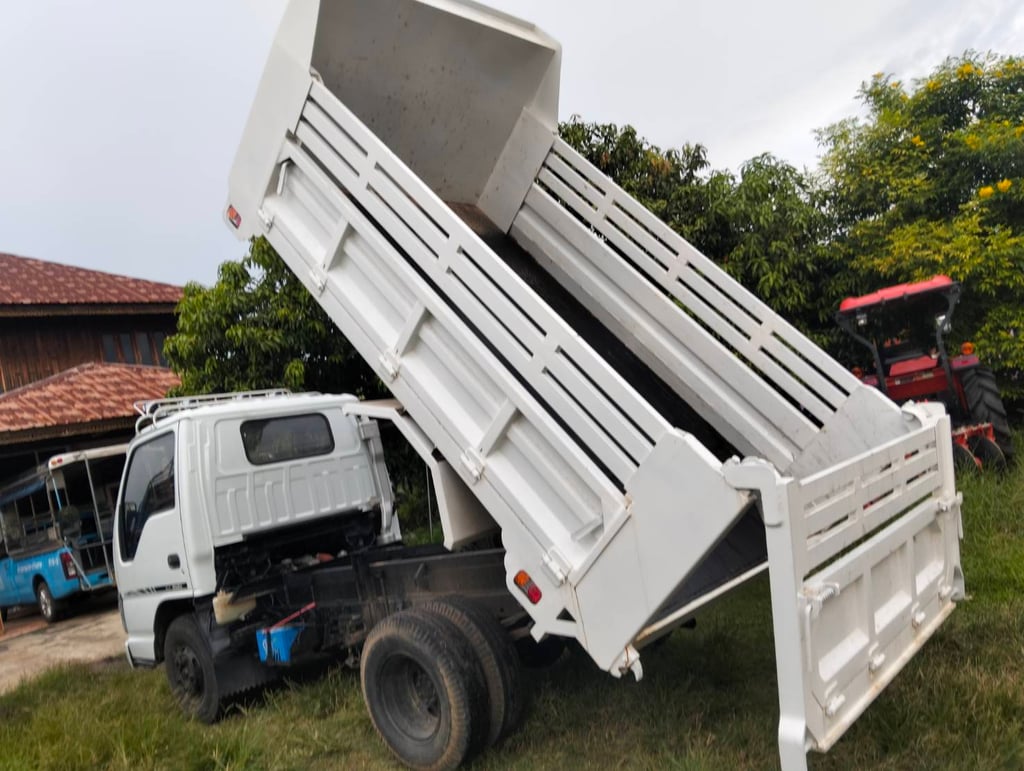 ISUZU NKR 100แรงม้า รถบรรทุก 6ล้อ ดั้มพ์ ปี2550
