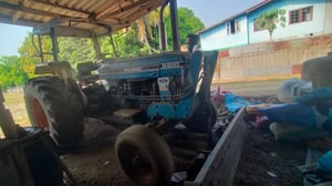 ขายรถไถ  FORD  พร้อมผานหน้าหลัง