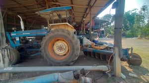 ขายรถไถ  FORD  พร้อมผานหน้าหลัง