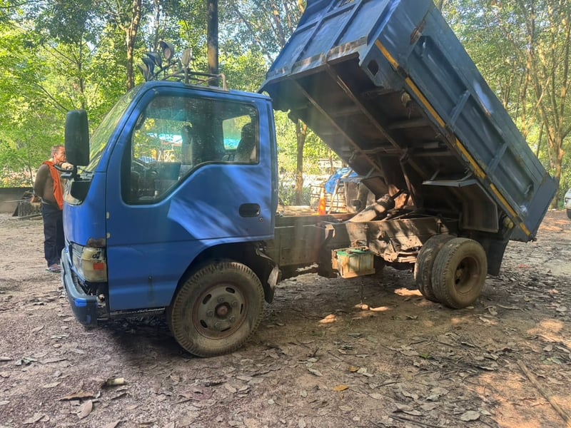 ISUZU NKR71G 6ล้อ เล็ก ดั๊มพ์ 3คิว แอร์พวงมาลัยเพาเวอร์รถพร้อมใช้