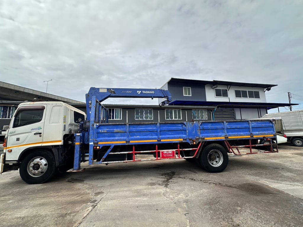 HINO FG 212แรงม้า รถบรรทุก 6ล้อ กระบะเหล็กติดเครน ปี56