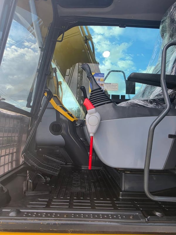 KOMATSU PC130-8 mo จอเหลือง กล้องหลัง ลายแย้กคู่ระบบ two wayจากโรงงาน KOMATSU PC130-8 mo จอเหลือง กล้องหลัง ลายแย้กคู่ระบบ two wayจากโรงงาน