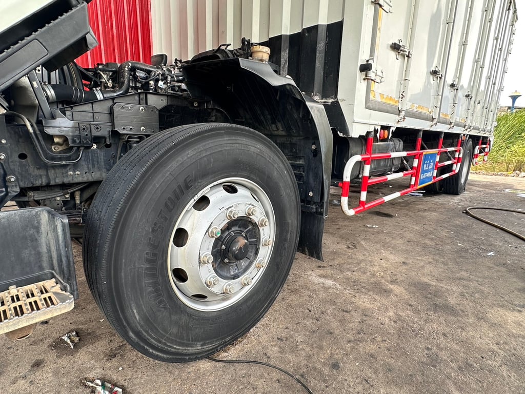 ISUZU FTR240 ปี60 ตู้10บาน ยาว7.6เมตร ขายตามสภาพ