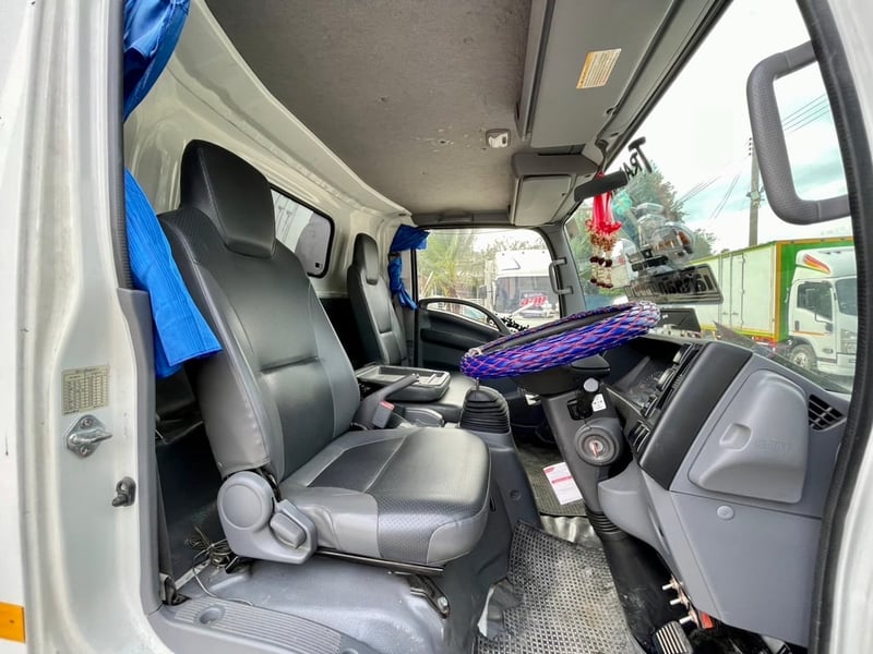 ISUZU NPR 150แรง รถ6ล้อ ตู้แห้ง 3บาน ปี62