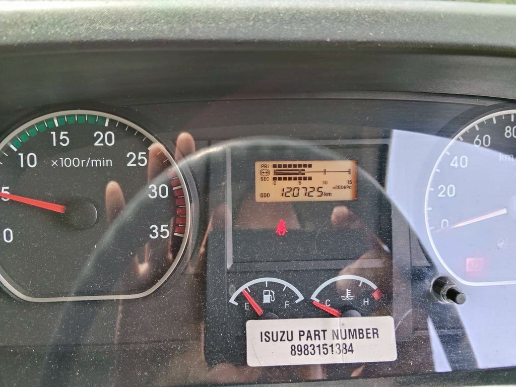 ISUZU FTR240 ปี60 ตู้10บาน ยาว7.6เมตร ขายตามสภาพ