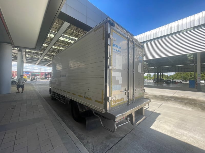 HINO FC 145แรงม้า รถบรรทุก 6ล้อ ตู้เย็น ปี2014 เลขไมล์ 555,302 กม. HINO FC 145แรงม้า รถบรรทุก 6ล้อ ตู้เย็น ปี2014 เลขไมล์ 555,302 กม.