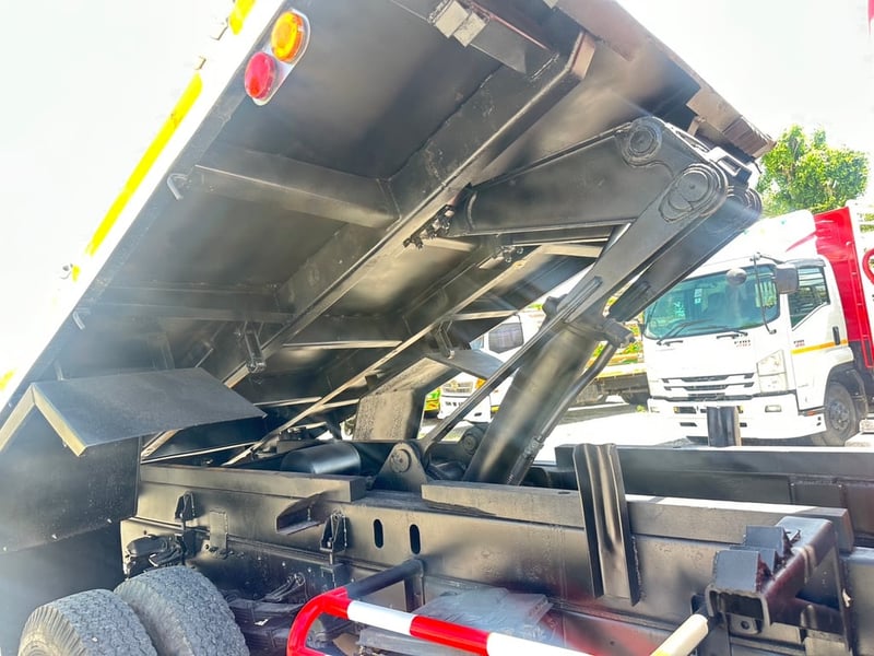 ISUZU FRR210 ปี57 ดั้มพ์3.5เมตร เครน3.4ตัน 3ปอก