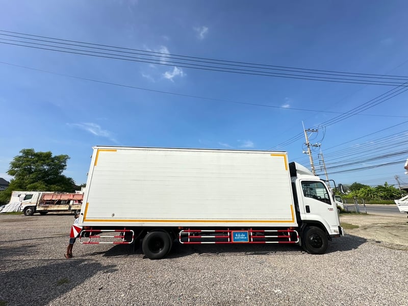 ISUZU FRR190 ปี58 ยาว6.6เมตร สวย พร้อมใช้ ISUZU FRR190 ปี58 ยาว6.6เมตร สวย พร้อมใช้