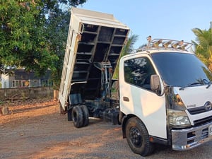 HINO XZU 150แรงม้า รถบรรทุก 6ล้อ ดั้มพ์ ปี2012 เลขไมล์น้อยกว่า 100,000 กม. HINO XZU 150แรงม้า รถบรรทุก 6ล้อ ดั้มพ์ ปี2012 เลขไมล์น้อยกว่า 100,000 กม.