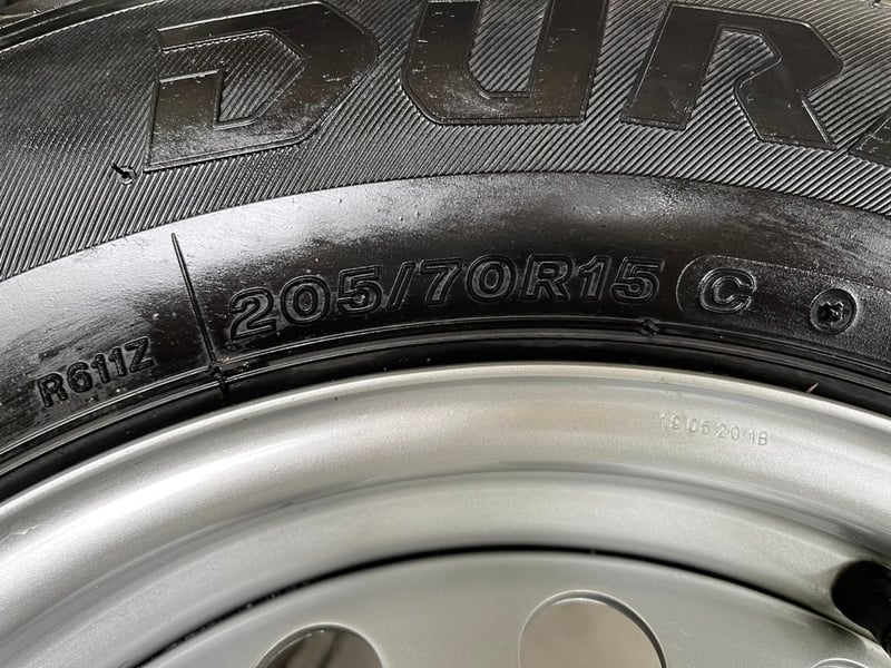 ยางรถกระบะ Bridgestone รุ่น DURAVIS R611 205 70R15 2 เส้น ( ผลิตปี 2020 ไม่เคยผ่านการใช้งาน )