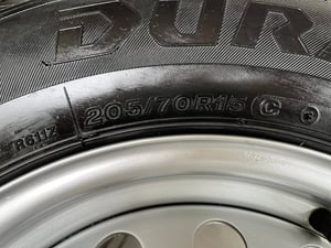 ยางรถกระบะ Bridgestone รุ่น DURAVIS R611 205 70R15 2 เส้น ( ผลิตปี 2020 ไม่เคยผ่านการใช้งาน )