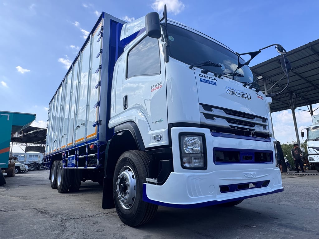 ISUZU FVM 240แรงม้า รถบรรทุก 10ล้อ ตู้แห้ง ปี2021