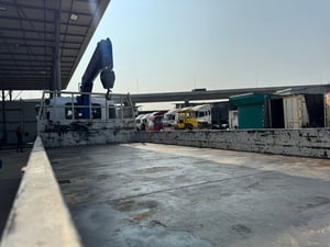 ISUZU FRR 210แรงม้า รถบรรทุก 6ล้อ กระบะเหล็กติดเครน ปี2017