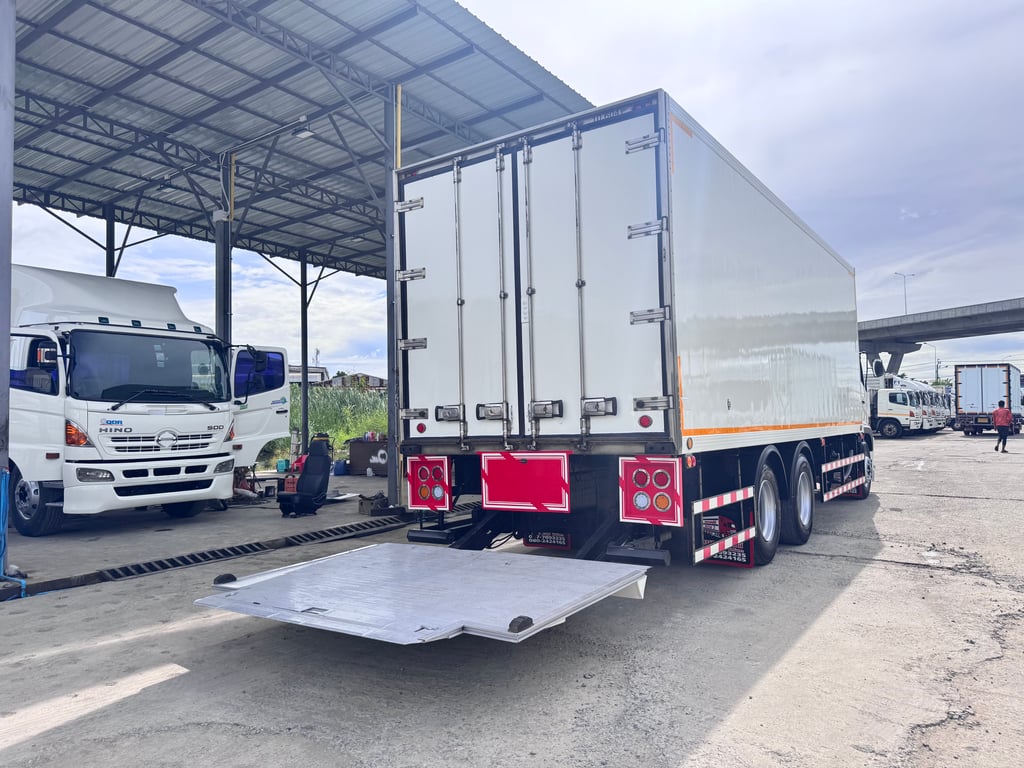 HINO FL 260แรงม้า รถบรรทุก 10ล้อ ตู้เย็น ปี2017 HINO FL 260แรงม้า รถบรรทุก 10ล้อ ตู้เย็น ปี2017