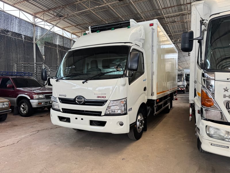 HINO XZU 150แรงม้า รถบรรทุก 6ล้อ ตู้เย็น ปี2016