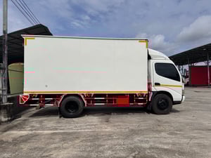 HINO XZU 136แรงม้า รถบรรทุก 6ล้อ ตู้แห้ง ปี2010