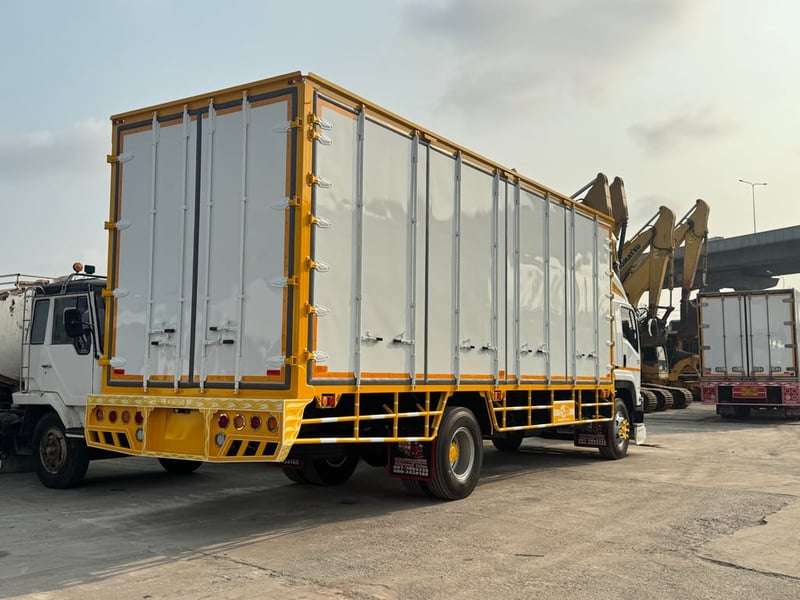 ISUZU FTR 240แรงม้า รถบรรทุก 6ล้อ ตู้แห้ง ปี2020
